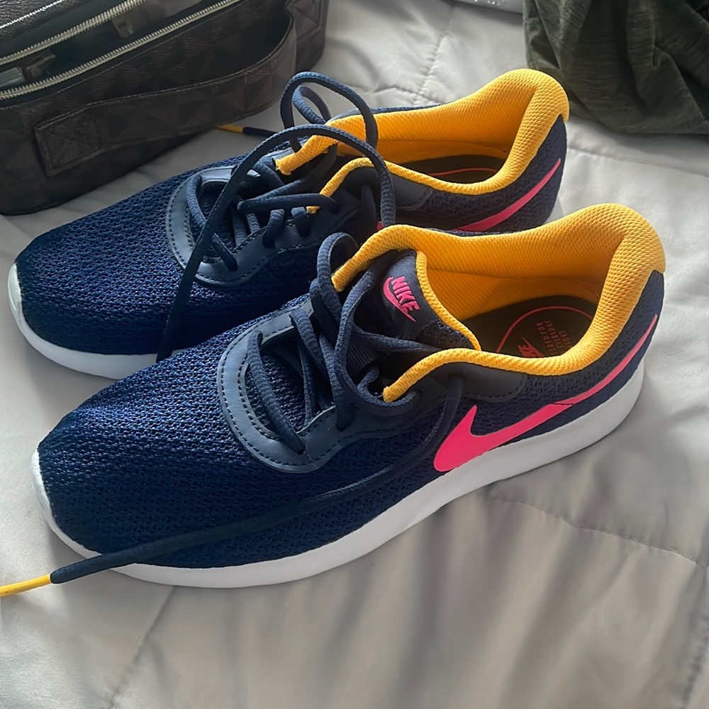New Nike women’s tennis shoes